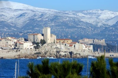 rent your ideal Antibes holiday villa or apartment - book direct on Rent-in-France